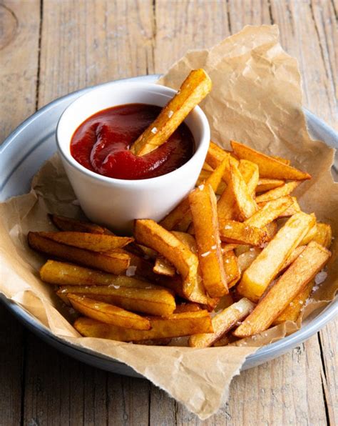 This crispy homemade french fries recipe is the best and easiest that i've tried by far. Easy French Fries - Kirbie's Cravings
