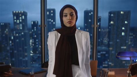 spec spot macht die hijab trägerin zum boss wandv