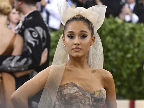 Grande and the saturday night live actor began dating shortly after her breakup from rapper mac miller. Ariana Grande logra récord y encabeza lista Billboard