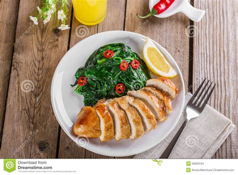Coscie di pollo arrostite del barbecue ed arrostita sul piatto bianco. Petto Di Pollo Arrostito Con Spinaci Fotografia Stock ...