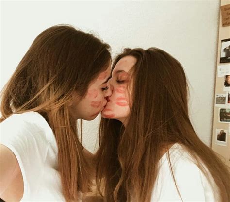 Lesbian Hot Cute Lesbian Couples Lesbian Pride Lesbians Kissing Girls In Love Petite Fille