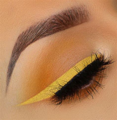 Colored Eyeliner Looks 10 Ways To Style Them The Urban Guide