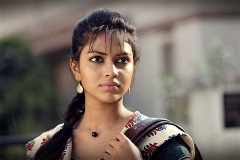 Tamil Actress Amala Paul Hd Wallpapers And Gossips Everything 4u