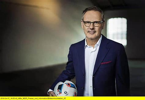 In its saturday' edition, the sportschau shows a summary of the bundesliga, whereas the sunday edition reports on the latest events from various sports. ARD / ZDF Fußball Kommentatoren & Moderatoren WM 2018
