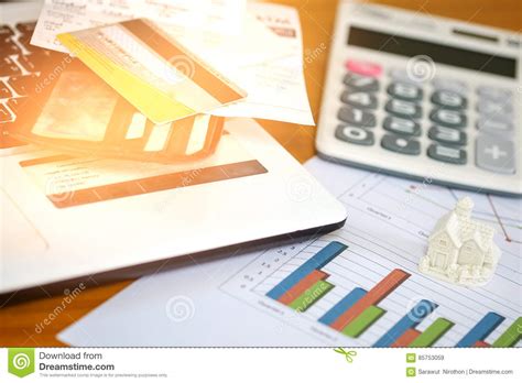 Ist das haus gekauft, entstehen dauerhafte betriebskosten, die die bisherigen mietnebenkosten nun wollen sie für ihre familie ein haus kaufen; Konzept, Berechnen Einkommen Und Ausgaben Zu Ein Haus ...