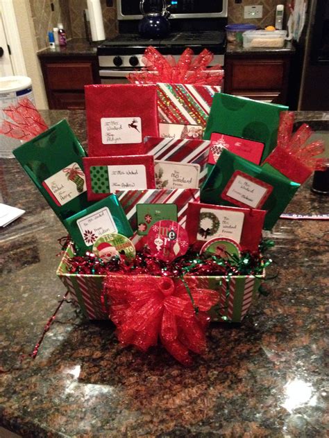 Best gift card trees, bouquets and gift card wreaths ever! Christmas gift card basket. I tried this instead of doing ...