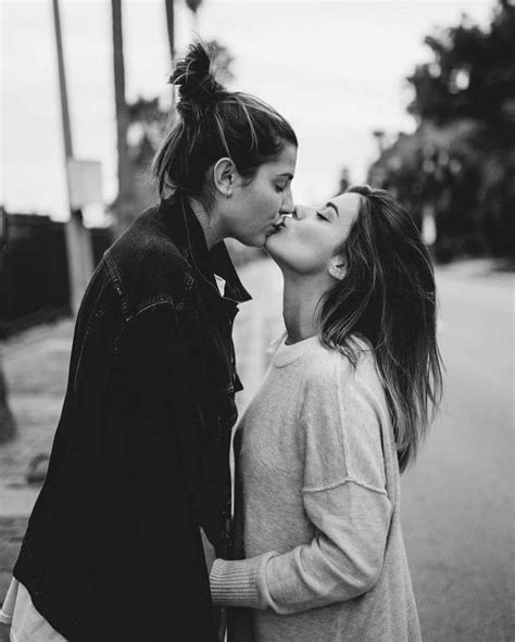 pin by mindy kayomy on les cute lesbian couples lesbians kissing lesbian