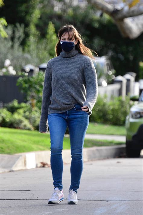 Jennifer Garner – In skinny jeans seen in her Brentwood neighborhood