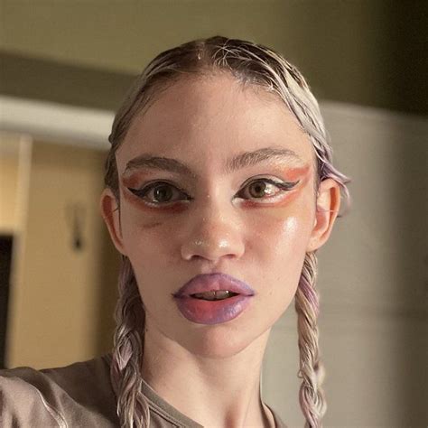 What Did Grimes Do To Her Face Before And After Pictures Go Viral As