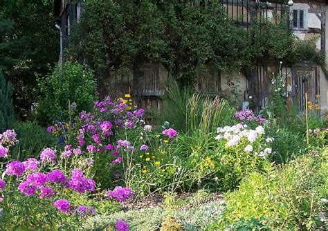 Das geheimnis dieser variante ist, dass die gestaltung unwillkürlich gewählt wirkt und doch einer klaren linie folgt. Garten, Cottagegarten mit Stauden und Sommerphlox