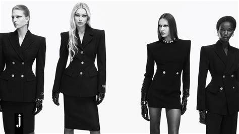 Versace Fw 2023 Η Τζίτζι Χαντίντ στη νέα καμπάνια είναι αισθησιακή