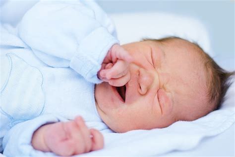 Kolki u niemowlaka przyczyny objawy i sposoby łagodzenia dolegliwości