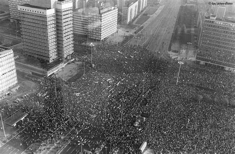 Die Groß Demo In Ost Berlin Endet Schätzungen Sprechen Von Bis Zu 500