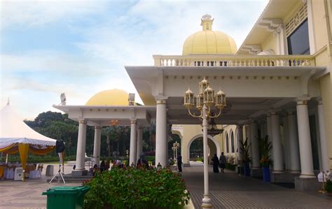 In conclusion, istana lama seri menanti is an important building which should be further studied to have a better understanding of its placement in hence, this paper aims to determine the architectural identity of istana lama seri menanti through the influences on the palace architecture and the factors. Pandangan sisi | Istana Negara Lama | Foto | Astro Awani