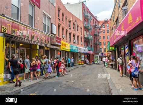 Visitors On Doyers Street In Chinatown New York City Stock Photo Alamy