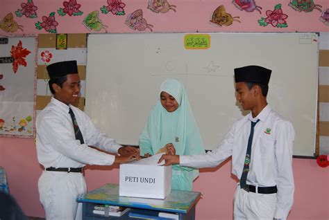 Cara mengukur ketinggian fondus dengan kaedah jari pada perut ibu hamil yang sedang berbaring di belakangnya. Pilihan Raya Kelas - CIKLAILI