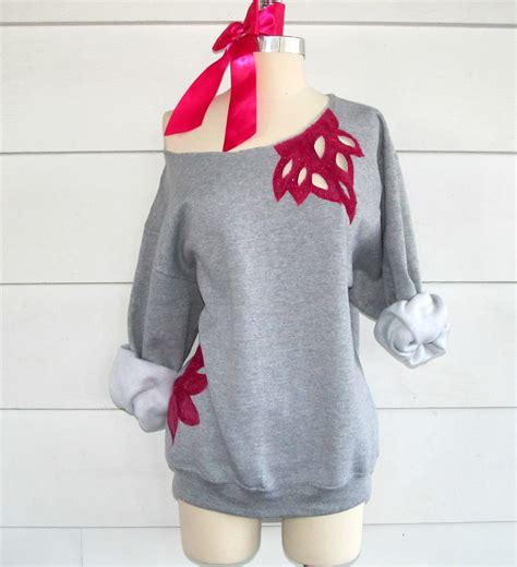 Have an old sweatshirt that needs sprucing up before tossing out? WobiSobi: Off the Shoulder Sweatshirt: DIY.