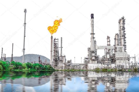 Aislado De La Planta De Refinería De Petróleo Y Gas Con Chimenea Sobre