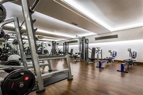 The centre of london is 4 km away. Holiday Inn London Kensington - High Street