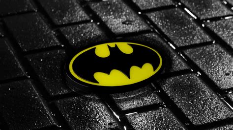 Whether it is about comics, tv show, cartoon or movies, batman rules everywhere and each and every storyline related to this superhero is just amazing. Free Desktop Batman Logo Wallpapers | PixelsTalk.Net