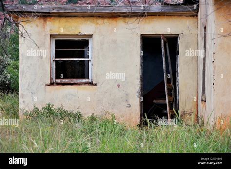 Abandoned And Run Down House Stock Photo Alamy