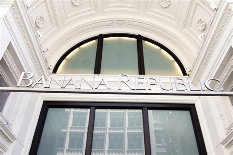 Banana Republic Is Shutting Down 130 Stores Mainly Mall Locations