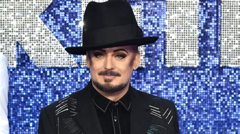 Zum auftreten der österreicher meinte er, dass hier vielleicht mehr wert auf die qualität als auf den stil gelegt werde. Boy George: 'Die Leute regen sich heute über alles auf'