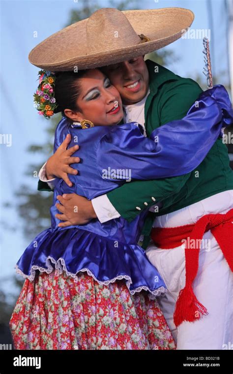 Mexican Dancers In Traditional Costume Stock Photo Alamy