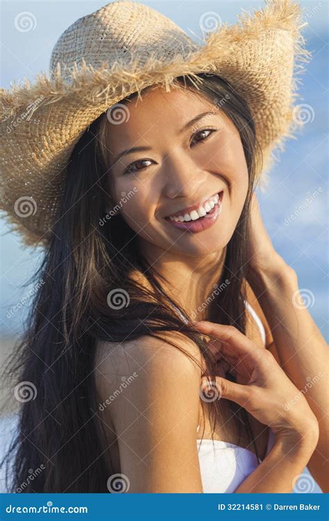 中国亚洲妇女女孩比基尼泳装牛仔帽海滩 库存图片 图片 包括有 华美 人员 长期 头发 外面 比基尼泳装 32214581