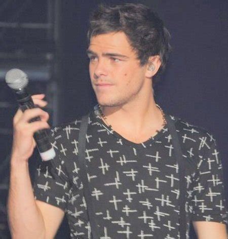Lo de peter fue casual.estaba haciendo una campaña de ropa cuando una representante de cris morena lo descubrió y lo llevó para trabajar en chiquititas en su. De Tudo Um Pouco ' : Ator do dia : Peter Lanzani