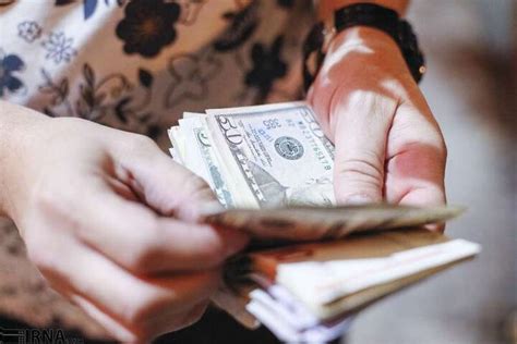 نرخ دلار در بازار آزاد در سال ۸۲ دوباره افزایش یافت و به رقمی حدود ۸۳۲ تومان رسید، در سال ۸۳ این نرخ به ۸۷۴ رسید و در نهایت در سال ۸۴ بود که نرخ دلار به بالای ۹۰۰ تومان برای اولین بار رسید و در سالهای پس از آن نرخهایی معادل ۹۰۰ تومان را تجربه کرد. نرخ دلار صرافی‌های بانکی تغییر خاصی نکرد