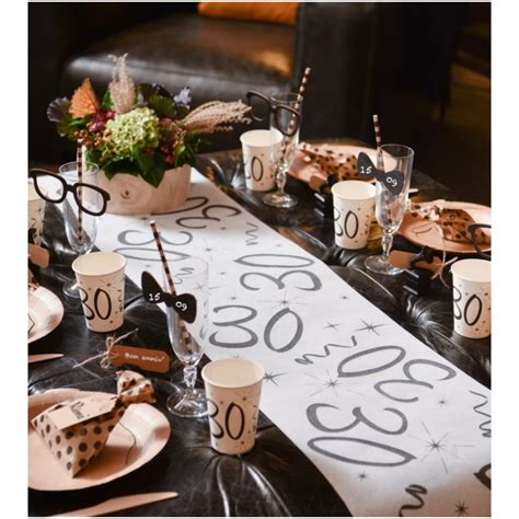 Vous trouverez notamment des guirlandes, des banderoles et des centres de table pour décorer votre maison ou une salle lors de votre anniversaire ou de celui d'un proche. Chemin de table anniversaire 30 ans intissé Déco ...