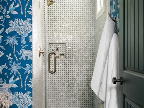 15 Beautiful Reasons To Wallpaper Your Bathroom Hgtvs Decorating