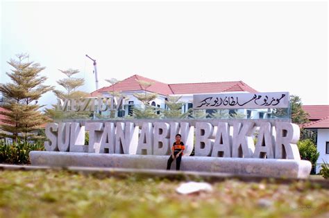 The museum occupies the istana besar (grand palace) which was specially commissioned in 1864 by the father of modern johor, sultan abu bakar. Diari Cikgu Badri: Muzium Sultan Abu Bakar