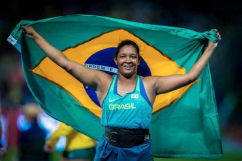 Porta Bandeira Do Brasil Nos Jogos Shirlene Coelho Conquista O Ouro