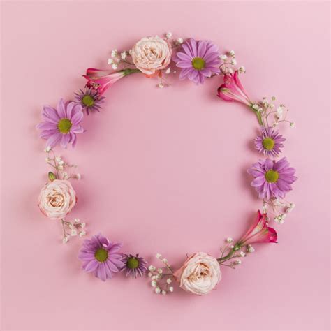 Quadro con cornice stampato su carta opaca di alta qualità da 200 g/m2, cornice in mdf larga 2 cm (senza vetro o plexiglass) i colori reali possono essere leggermente diversi dall'immagine del prodotto. Cornice circolare vuota fatta con fiori su sfondo rosa ...