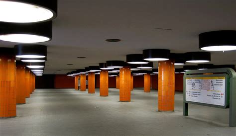 Das 313 meter lange, 89 meter breite und fast 40 meter hohe gebäude wurde nach plänen der berliner architekten ralf. Datei:Underpass to the ICC.jpg - Wikipedia
