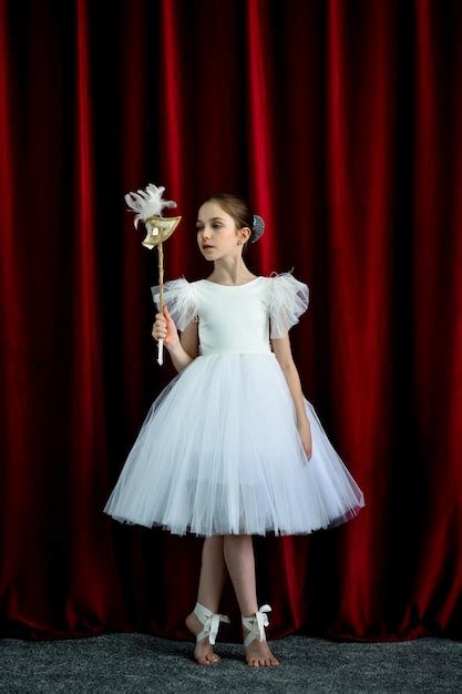 Una Linda Bailarina Con Un Vestido Blanco Sobre Un Fondo Rojo Arte