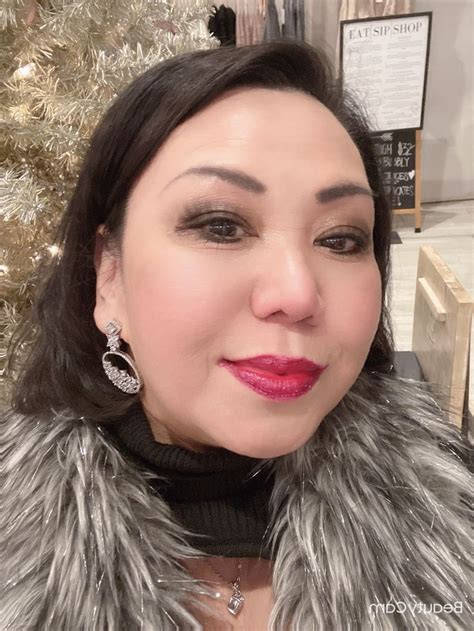 Pin By Mercedita Noland On Veridiva Holiday 2021 Mature Beauty Hoop