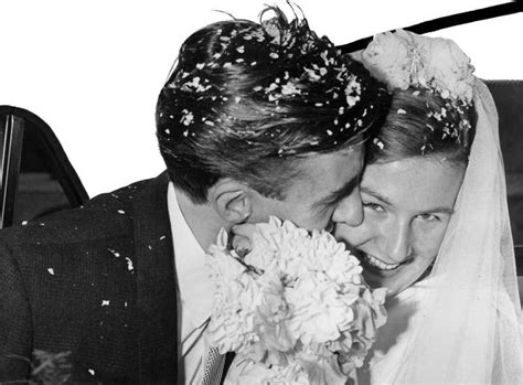 60 Adorable Real Vintage Wedding Photos From The 60s In 2020 Vintage Wedding Photos Wedding