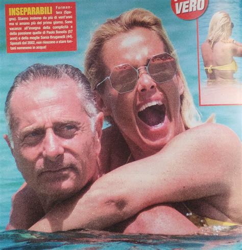 Paolo Bonolis E Sonia Bruganelli In Vacanza Al Mare Ecco Come Si Sono