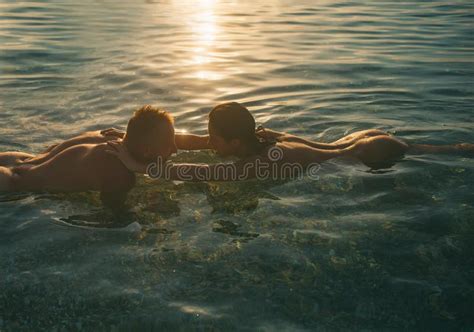 Het Jonge Paar Zwemmen Naakt Op Een Toevlucht S Strand Stock Foto