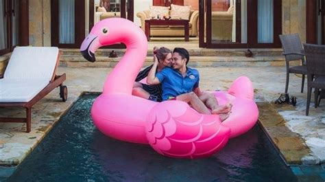 Romantis 5 Pasangan Artis Ini Pamer Kemesraan Di Kolam Renang