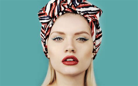 1920x1200 women martina dimitrova blonde face green eyes red lipstick bandanas blue background