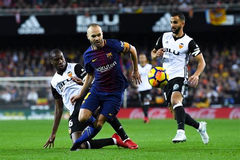 Barça drew with valencia at the camp nou on saturday, despite goals from lionel messi and a stunning strike from ronald araújo. Valencia vs Barcelona, 2017 La Liga: Final Score 1-1 ...