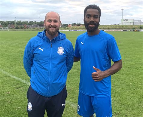 Dementsprechend entscheidet möglicherweise schon am donnerstag die platzkommission bei einer besichtigung, ob das heimspiel des vfb gegen den tsv 1860 münchen abgesagt werden muss. Von Hamburg nach Lübeck: Kusi Kwame nun Regionalligakicker ...