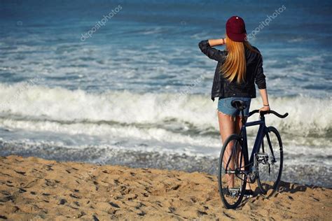 Hipster M Dchen Entspannt Am Strand Mit Fahrrad Stockfotografie Lizenzfreie Fotos Gaudilab