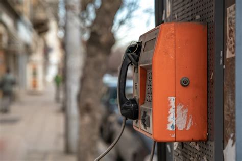Viejo Teléfono Público Rojo En La Calle De La Ciudad Foto Premium