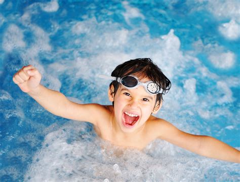 儿童游泳注意事项以及游泳姿势 泡泡塘