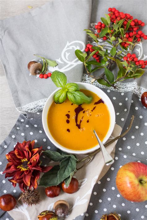 Weitere leckere rezepte finden sie auf zitrone auspressen, äpfel schälen und vom kern befreien. Apfel-Möhren-Suppe - Blogevent #apfelliebe - Aha! Foods